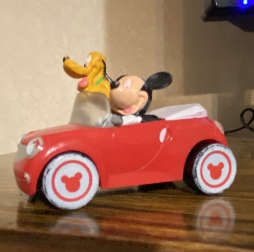 DecoPac Disney’s Mickey Mouse and Pluto in Rolling Red Car Cake Topper, 3 1/4″ L