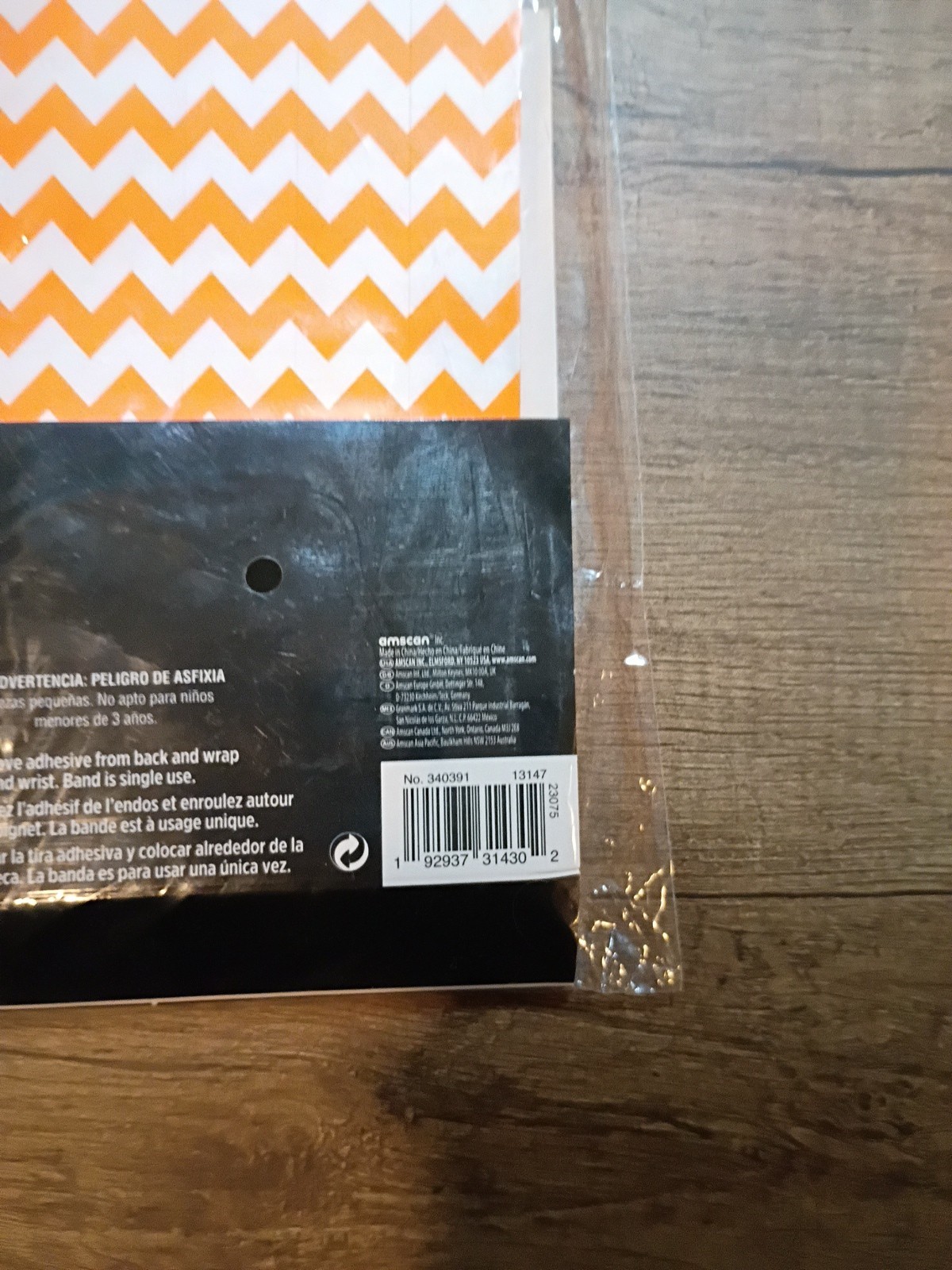 BRAND NEW AMSCAN WRISTBANDS ORANG, 500 COUNT, GLOWS UNDER BLACK LIGHT (CHEVRON)