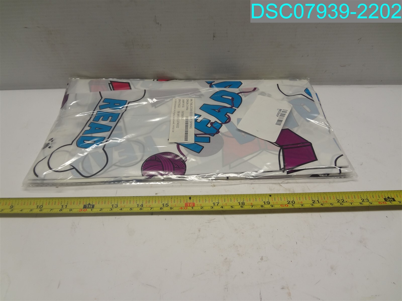 READ BONE PAW PRINT TABLECLOTH M18S374322 48″
