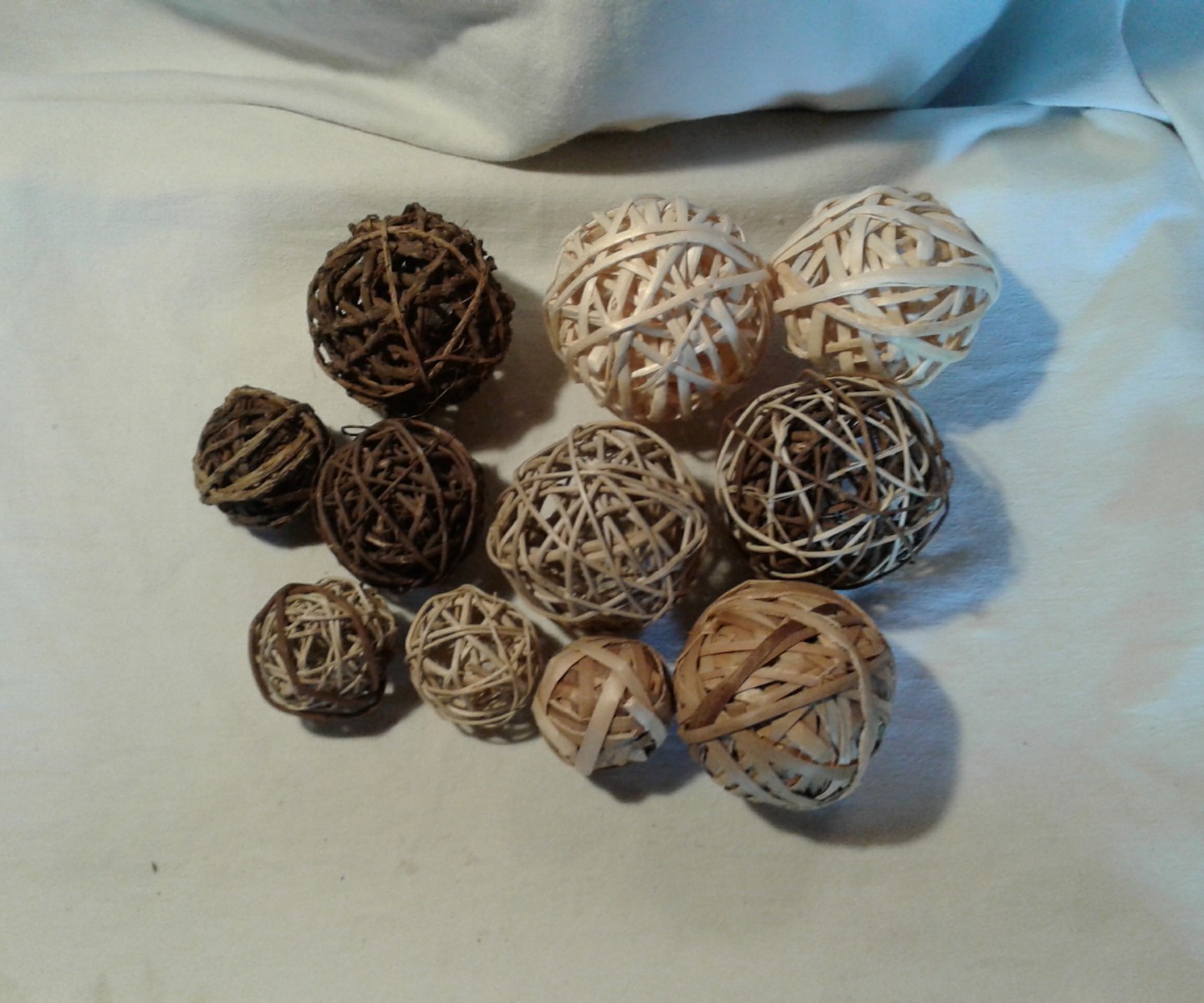 11Pieces of Rattan Balls, Light & Dark Colors