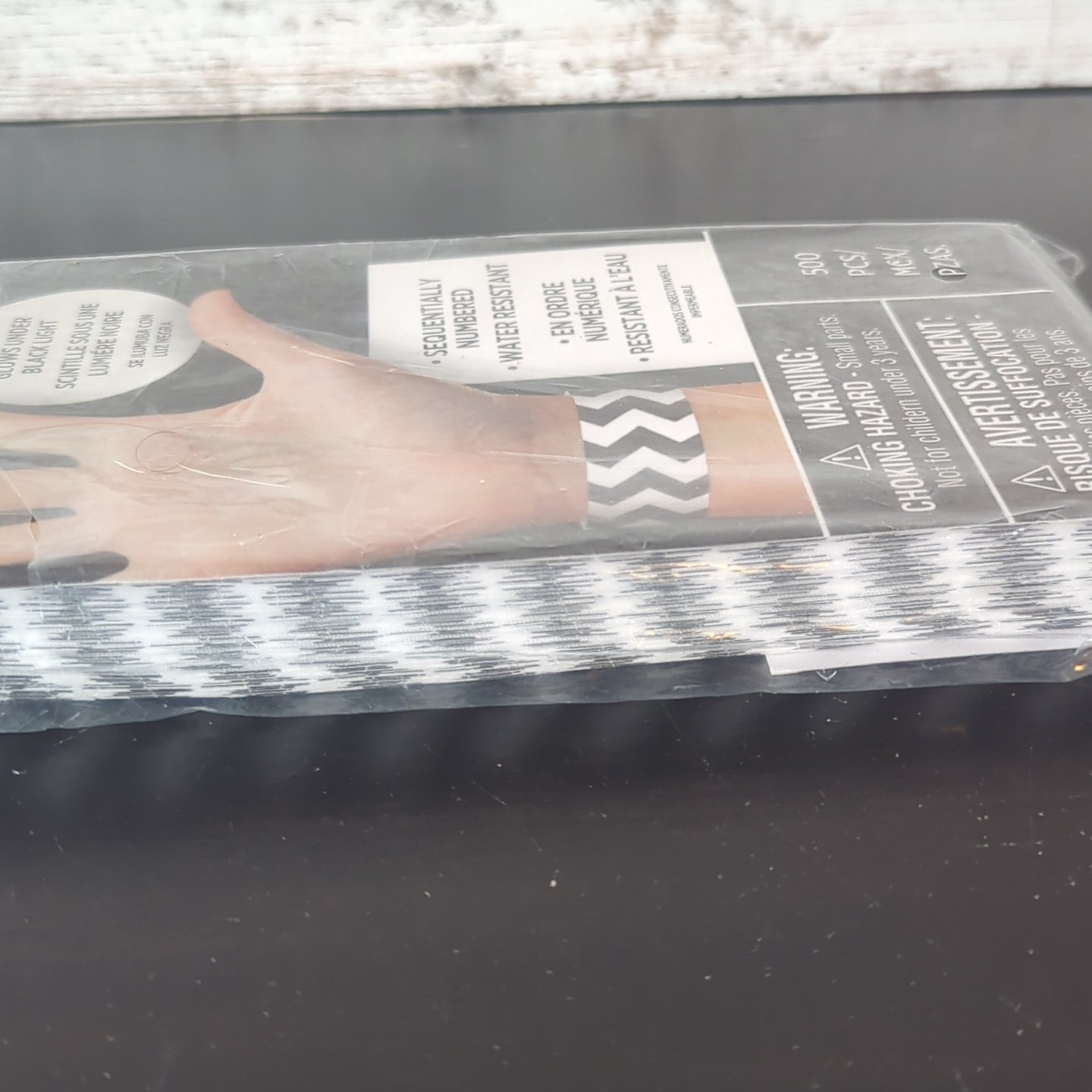 Amscan Wristbands 500 Count Black & White Chevron Pattern, Sequentially Numbered