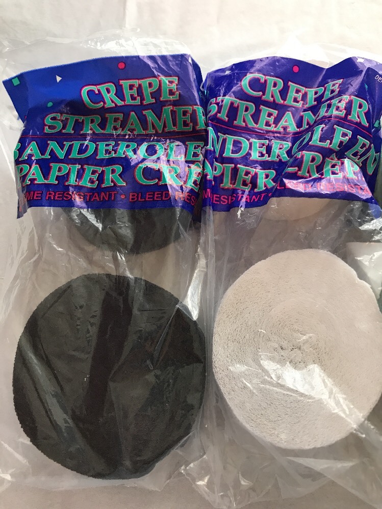 Papier Crepe Streamers. Green White Black Congrats Grad
