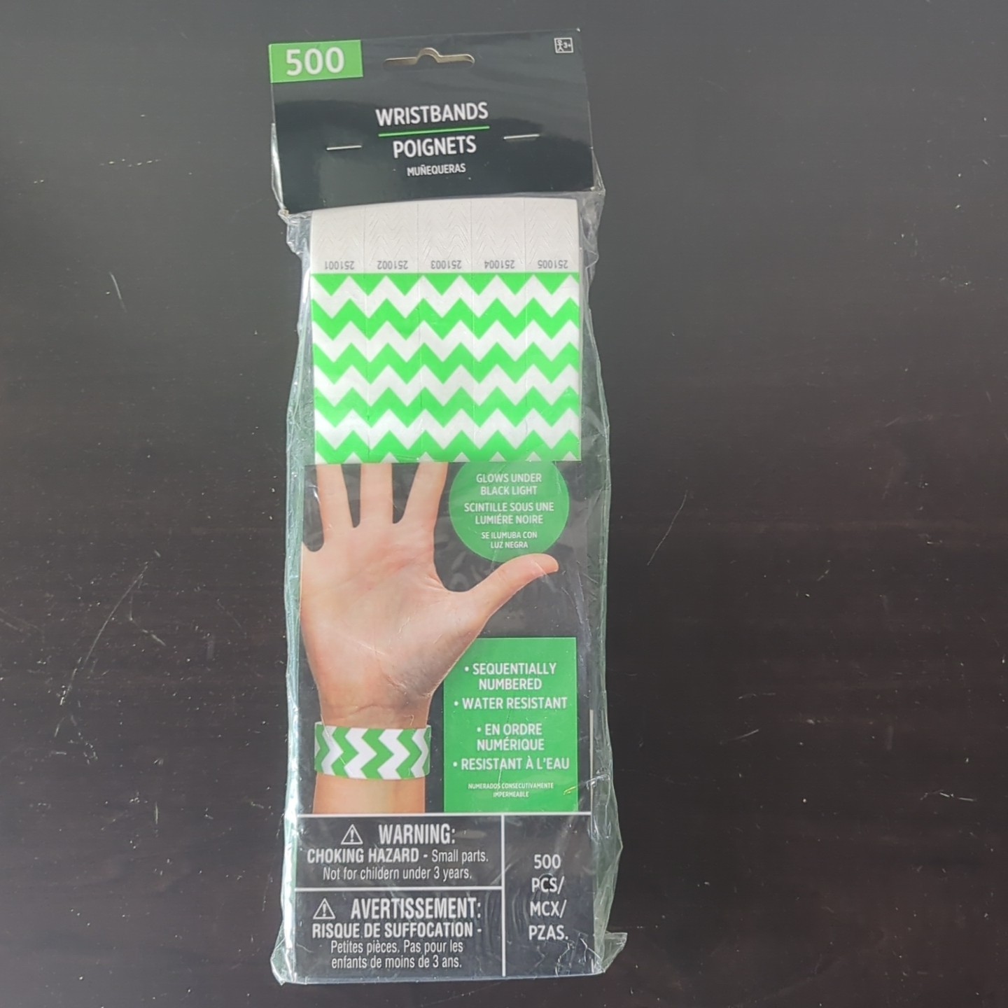 BRAND NEW AMSCAN WRISTBANDS GREEN, 500 COUNT, GLOWS UNDER BLACK LIGHT (CHEVRON)