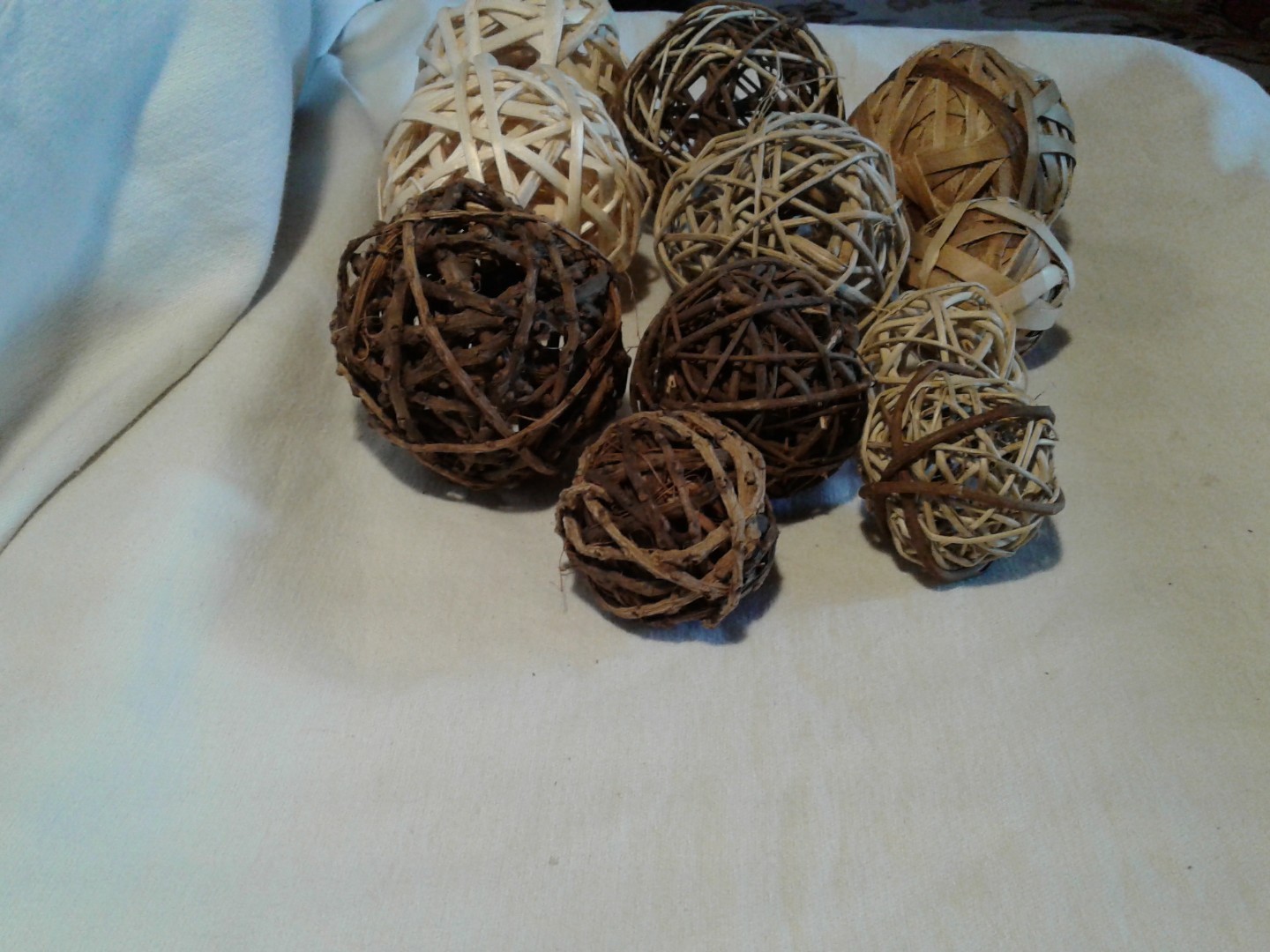 11Pieces of Rattan Balls, Light & Dark Colors