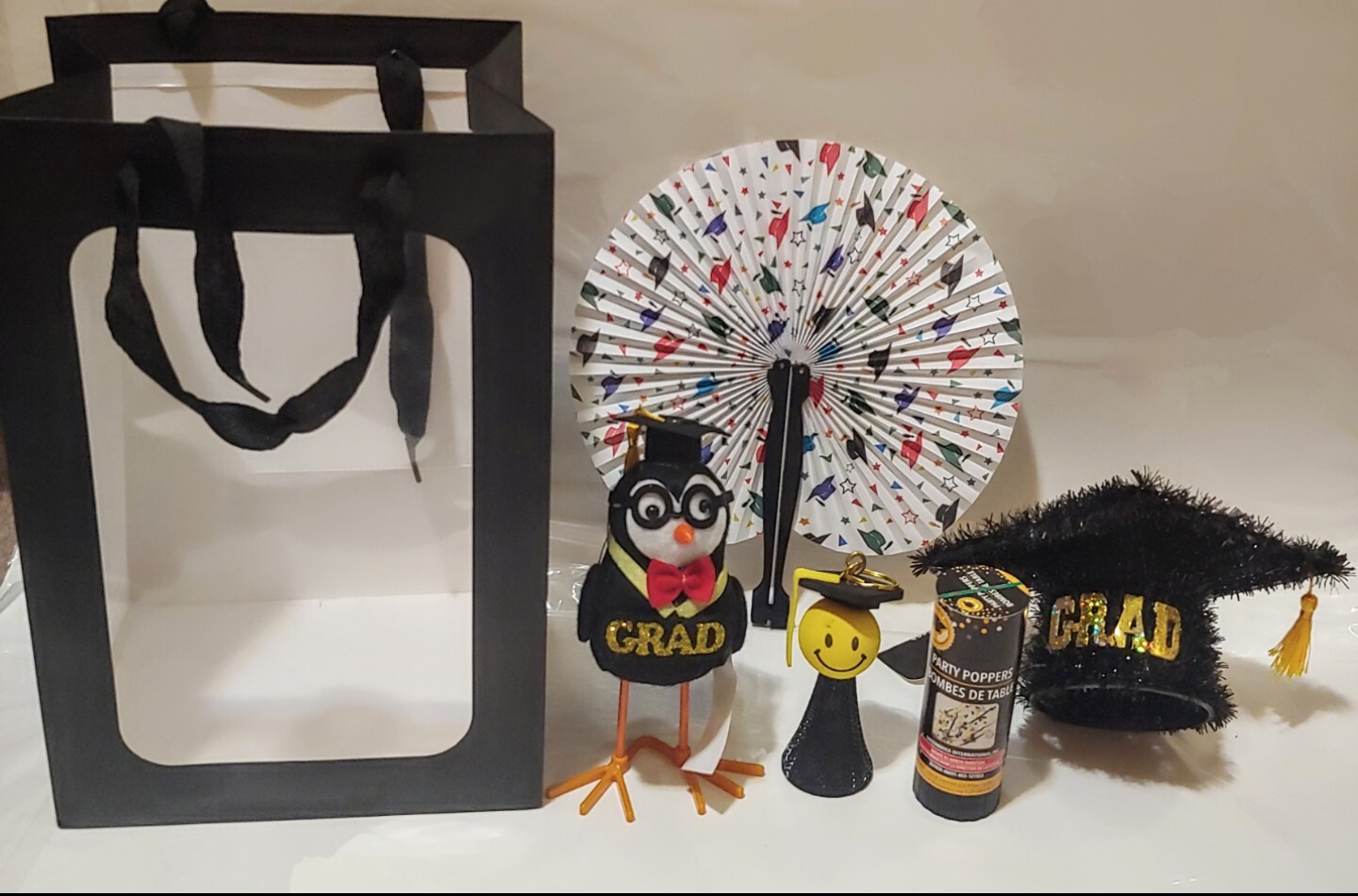 9 PC BLACK/GOLD GRADUATION SET W/ BONUS GIFT BAG