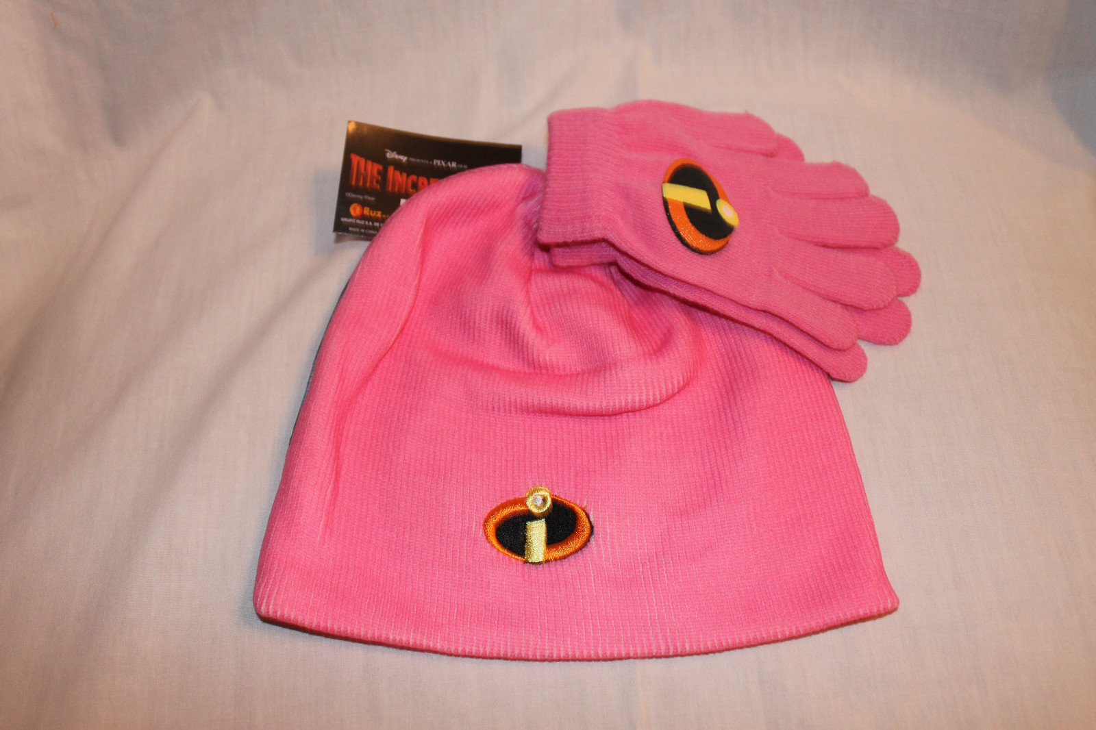 NEW WITH TAGS DISNEY PIXAR THE INCREDIBLES SET OF KIDS GIRLS BEANIE AND GLOVES