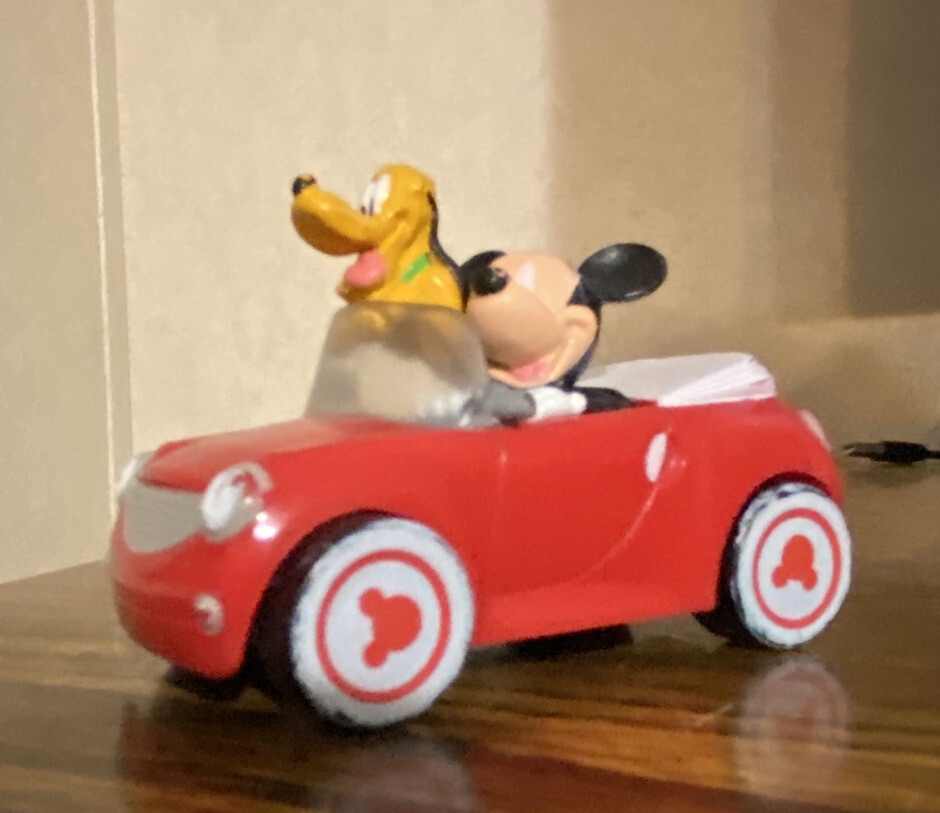 DecoPac Disney’s Mickey Mouse and Pluto in Rolling Red Car Cake Topper, 3 1/4″ L