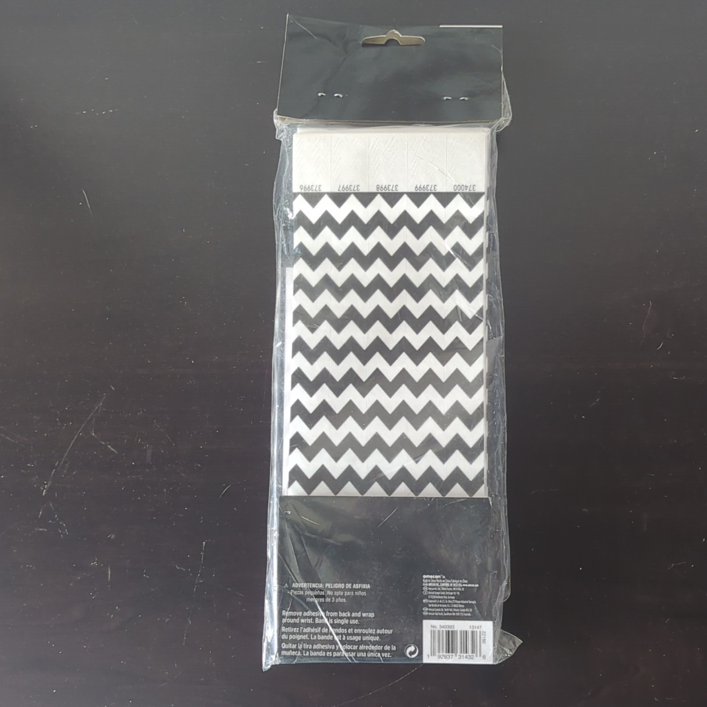 Amscan Wristbands 500 Count Black & White Chevron Pattern, Sequentially Numbered