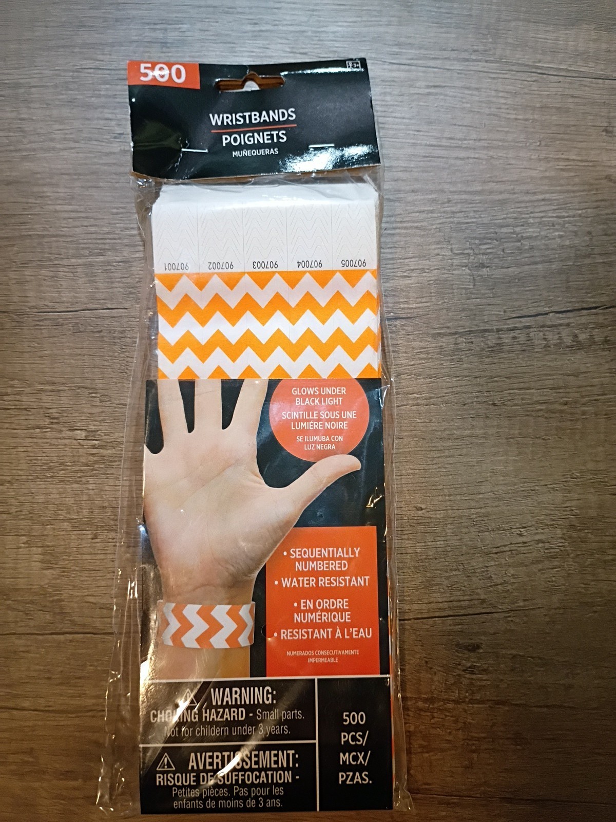 BRAND NEW AMSCAN WRISTBANDS ORANG, 500 COUNT, GLOWS UNDER BLACK LIGHT (CHEVRON)