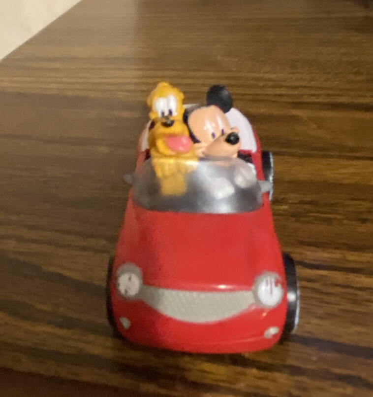 DecoPac Disney’s Mickey Mouse and Pluto in Rolling Red Car Cake Topper, 3 1/4″ L