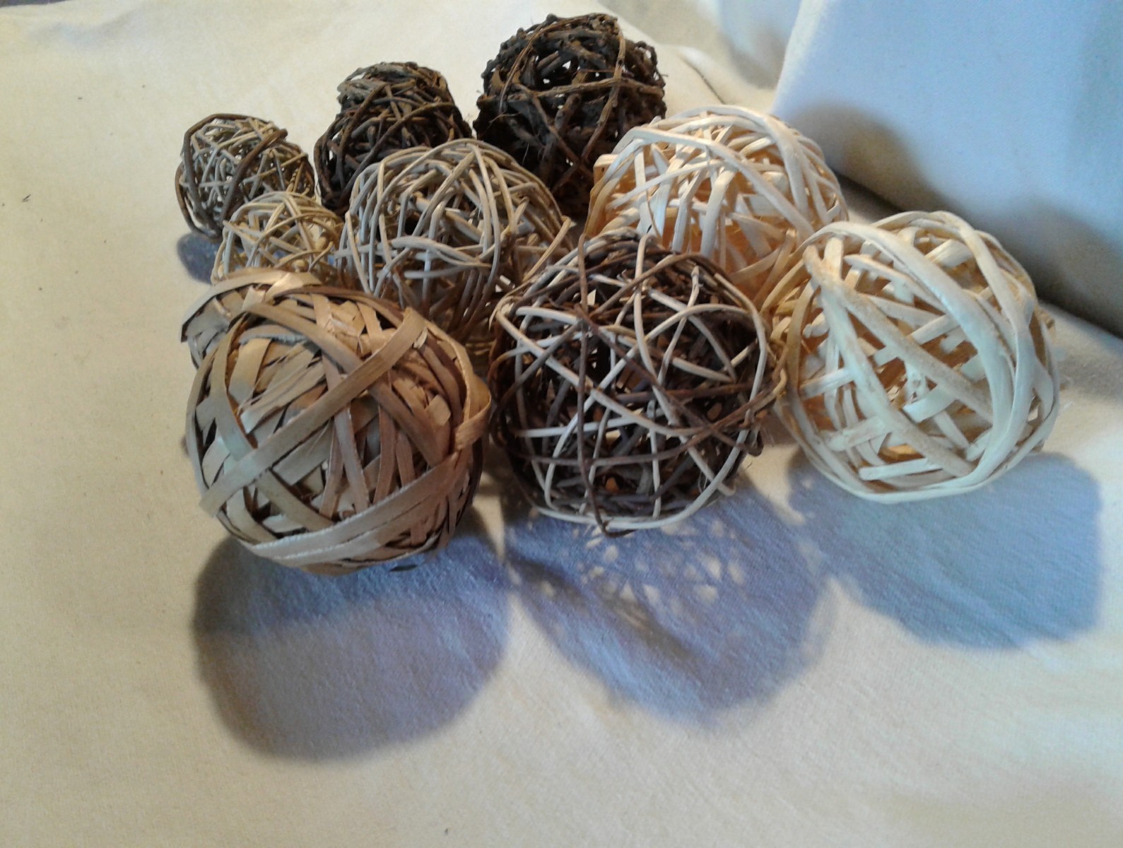 11Pieces of Rattan Balls, Light & Dark Colors