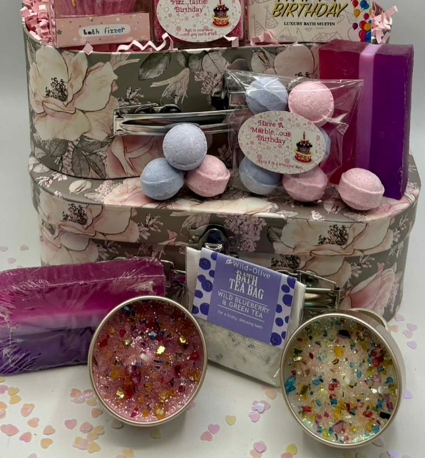 Ladies 18th BIRTHDAY Present Gift Box Scented Candles Bath Bombs Pamper Hamper