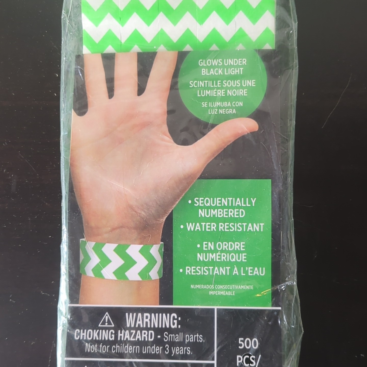 BRAND NEW AMSCAN WRISTBANDS GREEN, 500 COUNT, GLOWS UNDER BLACK LIGHT (CHEVRON)