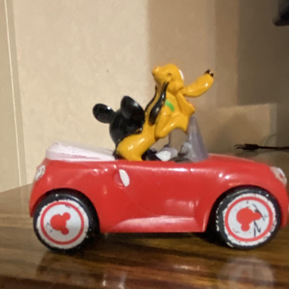 DecoPac Disney’s Mickey Mouse and Pluto in Rolling Red Car Cake Topper, 3 1/4″ L