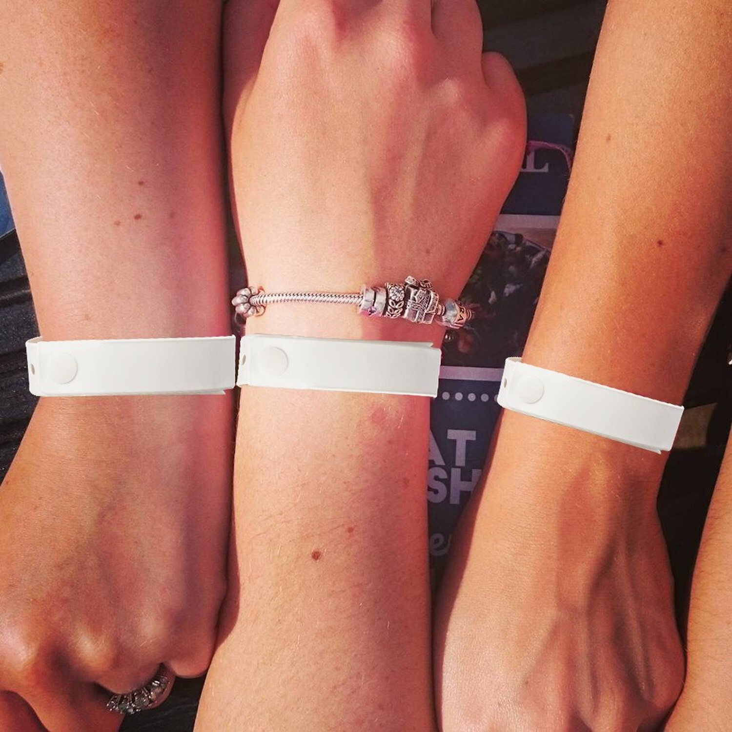 Ouchan White Plastic Wristbands – 100 Pack Vinyl Wristbands for Events Club M…