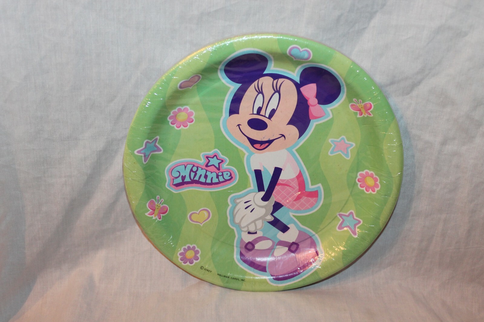 NEW IN PACKAGE MINNIE MOUSE 8- DINNER PLATES PARTY SUPPLIES