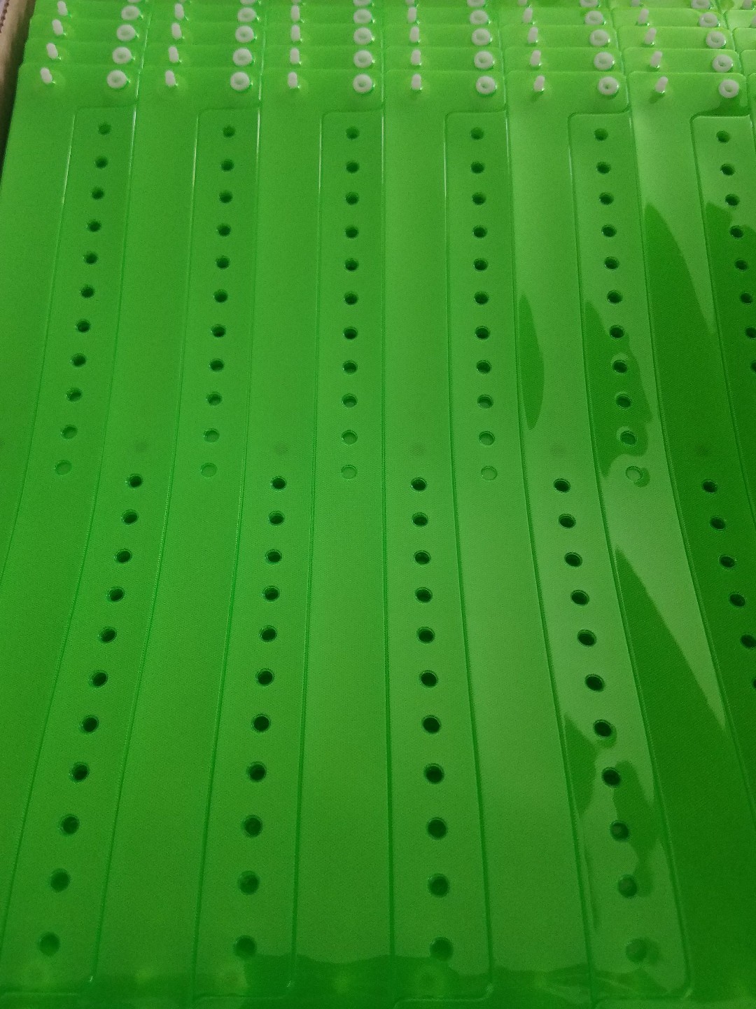 100 3/4″ NEON GREEN BRIGHT PLASTIC/VINYL TRANSLUCENT WRISTBANDS,