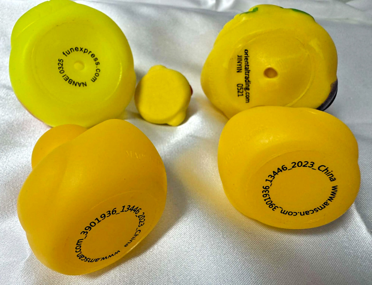 Rubber Ducks Jeep Lovers Lot of 5 Various sized Yellow Ducks JEEP DUCKING Party
