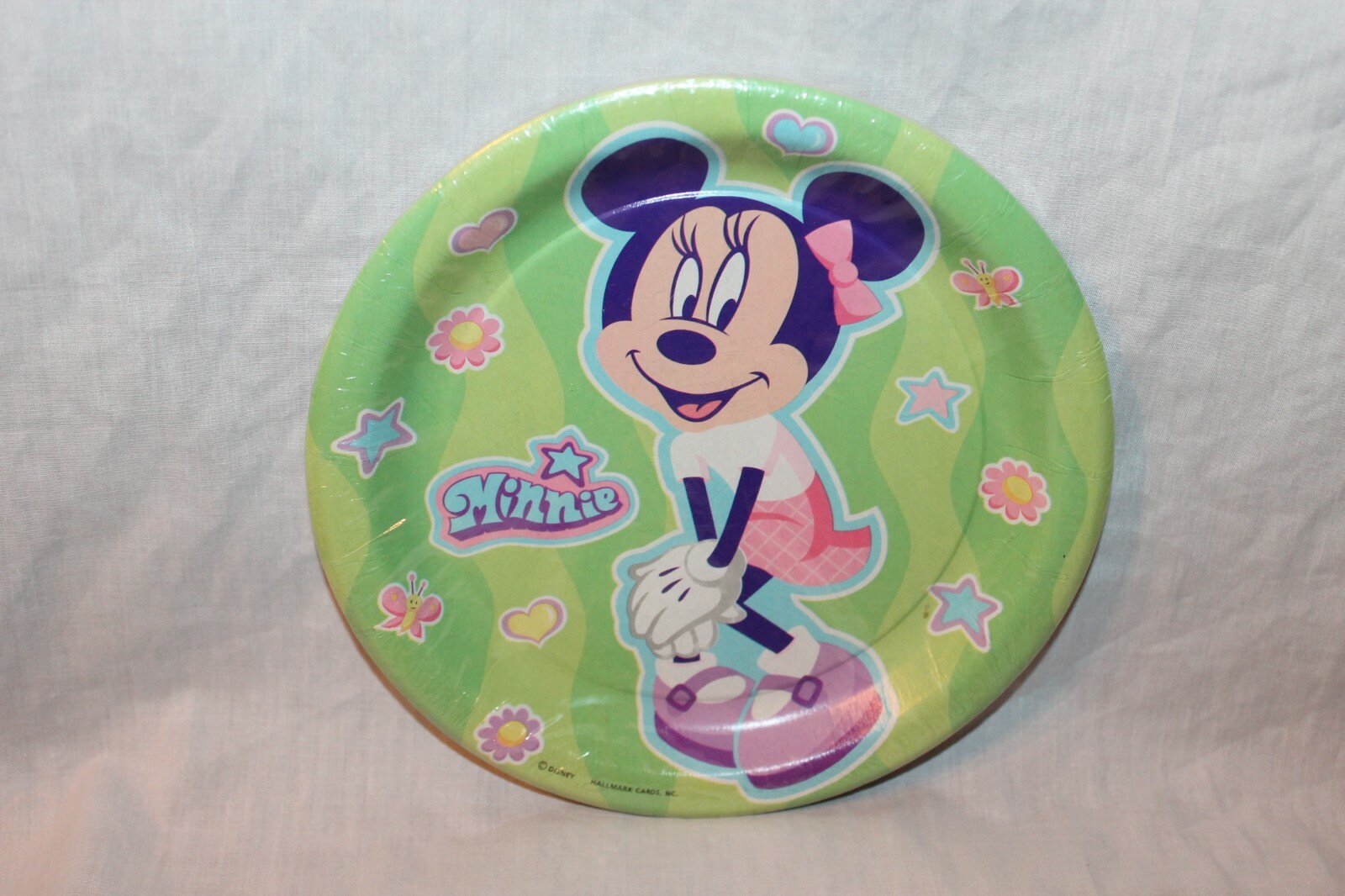 NEW IN PACKAGE MINNIE MOUSE 8- DESSERT PLATES PARTY SUPPLIES