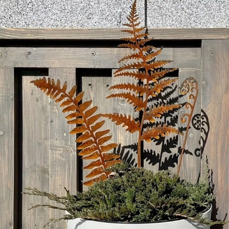 Realistic Rusted Leaves Figurines Stake for Rusty Celebration Photo Props