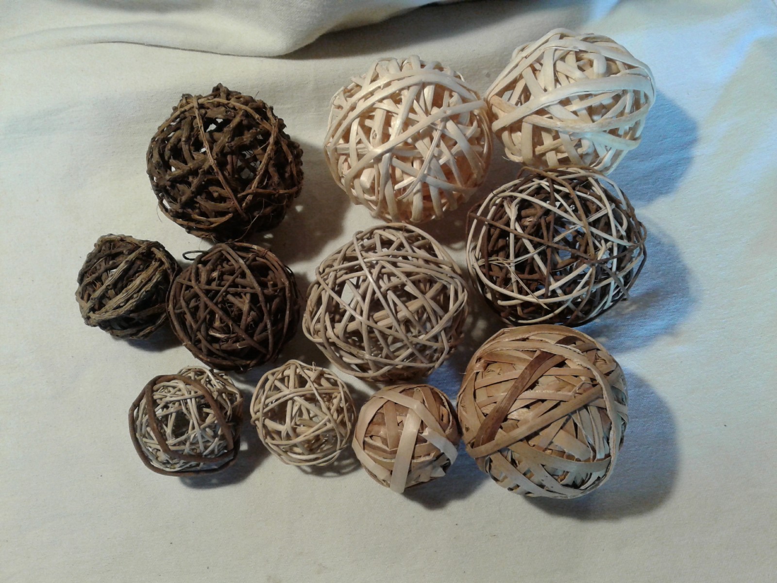 11Pieces of Rattan Balls, Light & Dark Colors