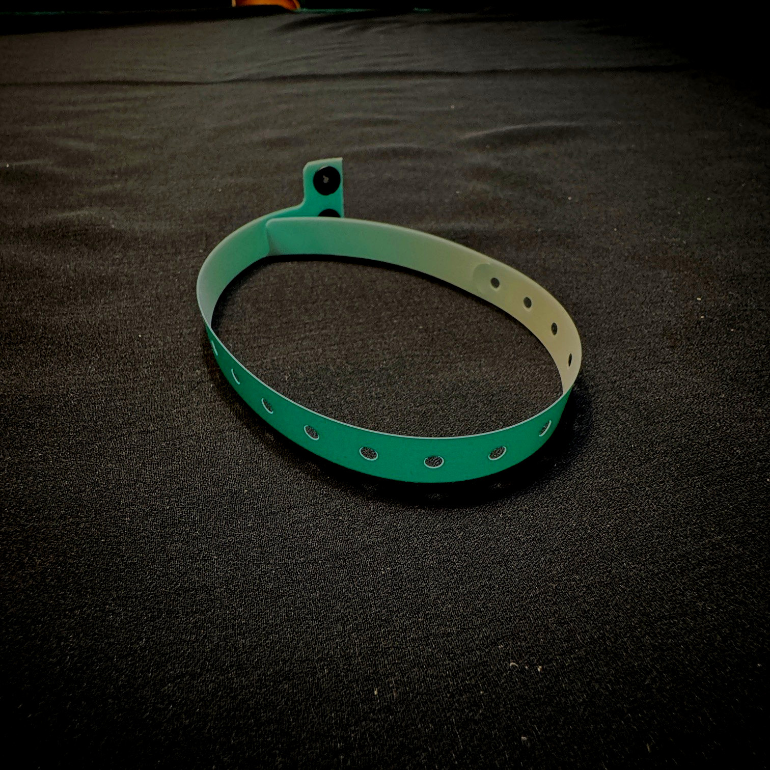 Lot of 400+ 1/2″ Plastic Wristbands Armbands for Events GREEN
