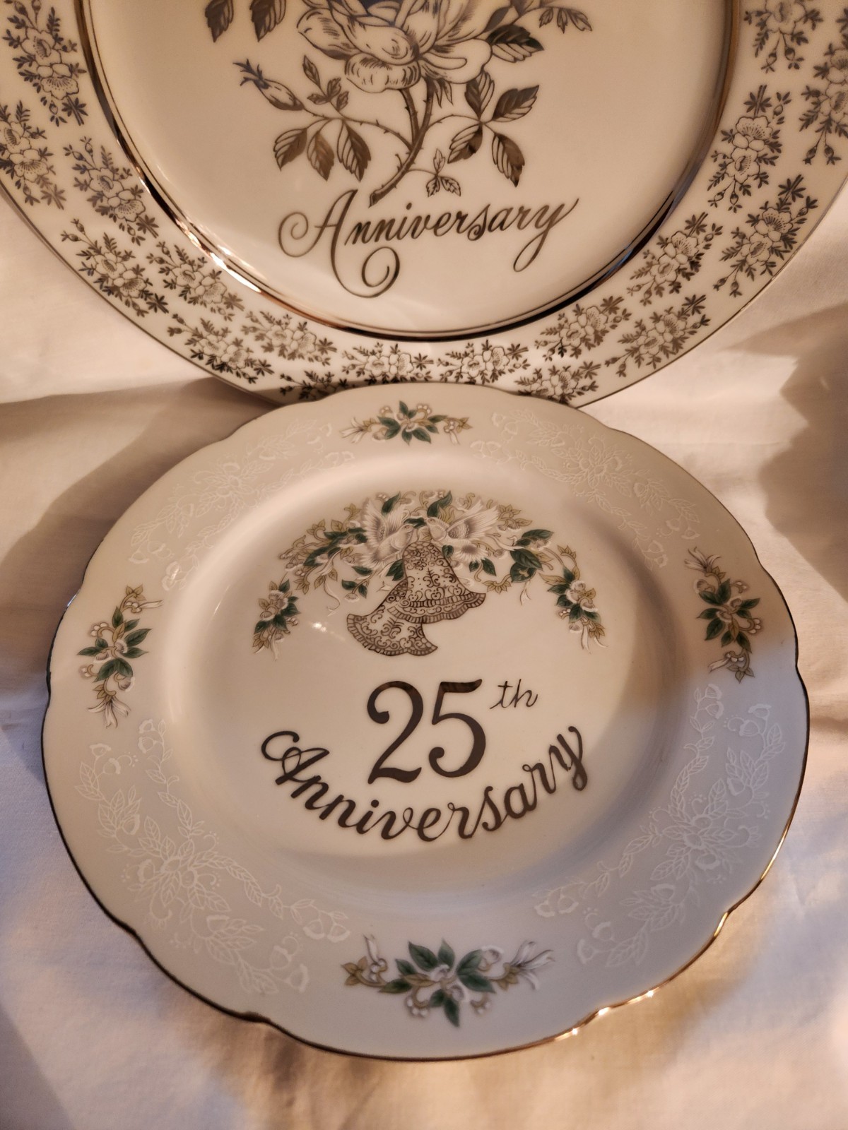 Vintage LOT OF 2 “25 th ANNIVERSARY ” 9″ & 10″ COLLECTOR PLATES