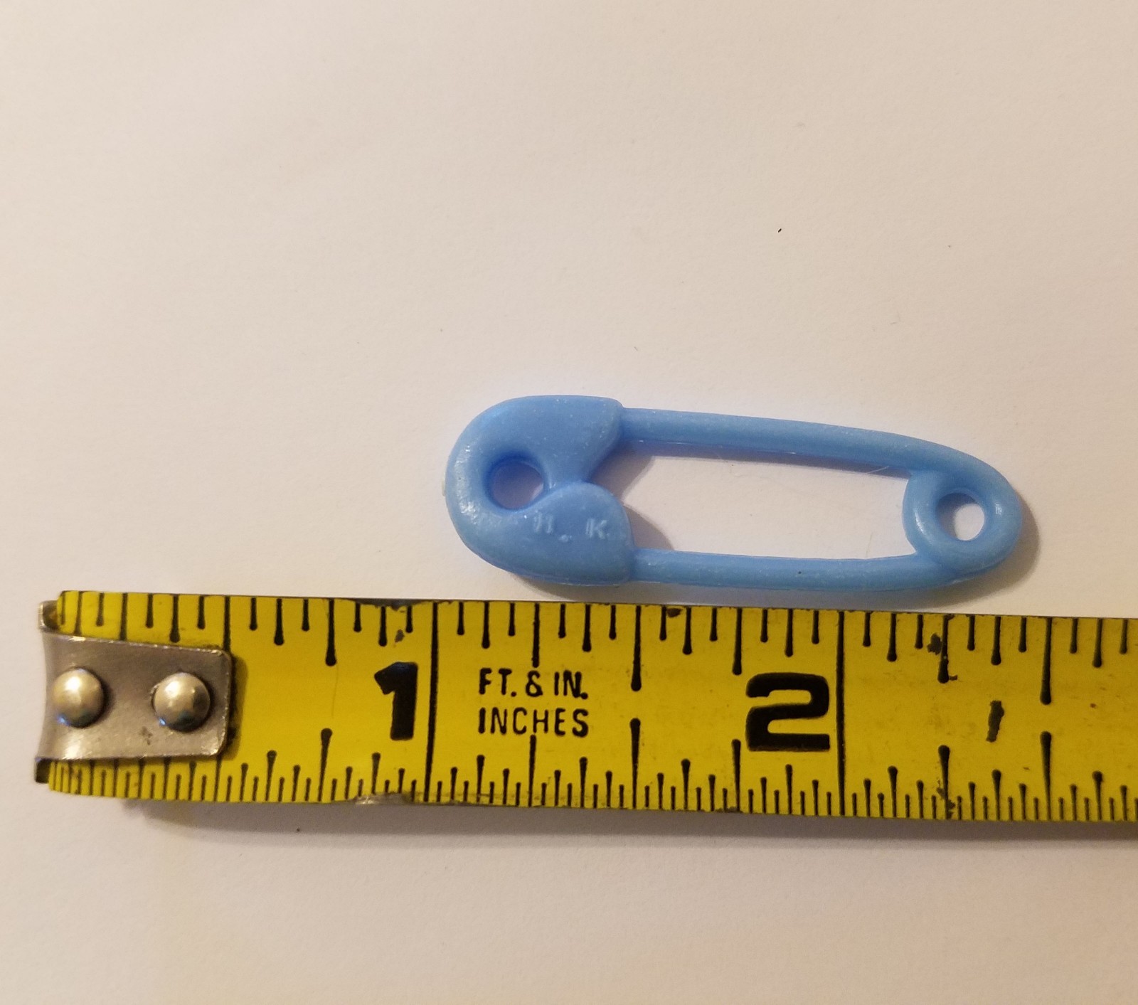 VTG Lot 144 pcs Blue Plastic Safety Pins 1-1/2″ Miniature Baby Decor Hong Kong