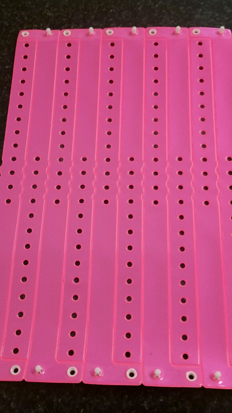 500 3/4″ NEON PINK EDGE GLOW PLASTIC WRISTBANDS ,VINYL WRISTBANDS,