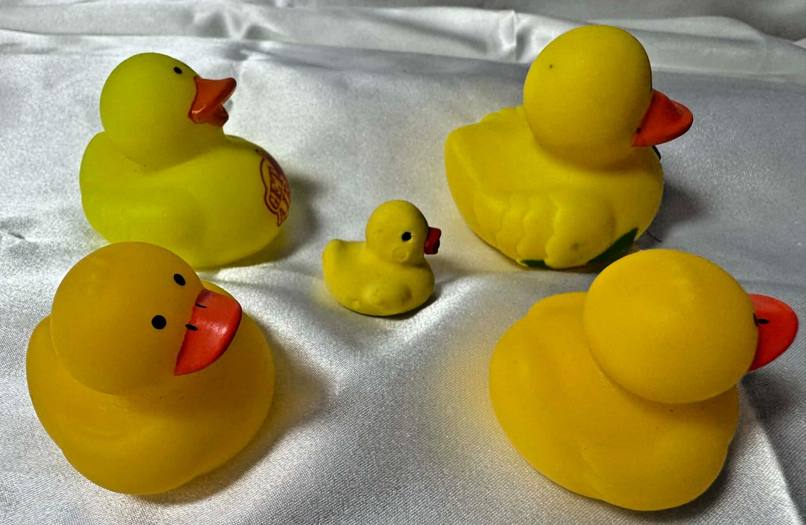 Rubber Ducks Jeep Lovers Lot of 5 Various sized Yellow Ducks JEEP DUCKING Party
