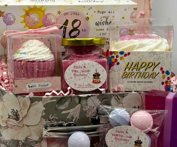 Ladies 18th BIRTHDAY Present Gift Box Scented Candles Bath Bombs Pamper Hamper