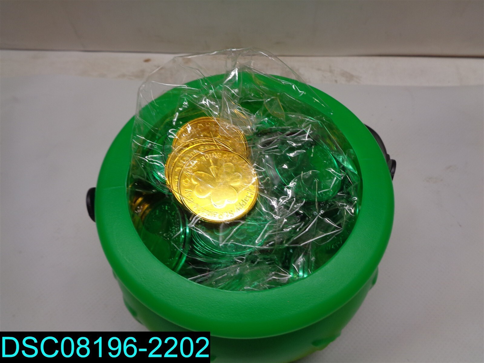 QTY=47:FUNNISM 200 PCSSt. Patrick Lucky Shamrock Plastic Coins&1Green Leprechaun