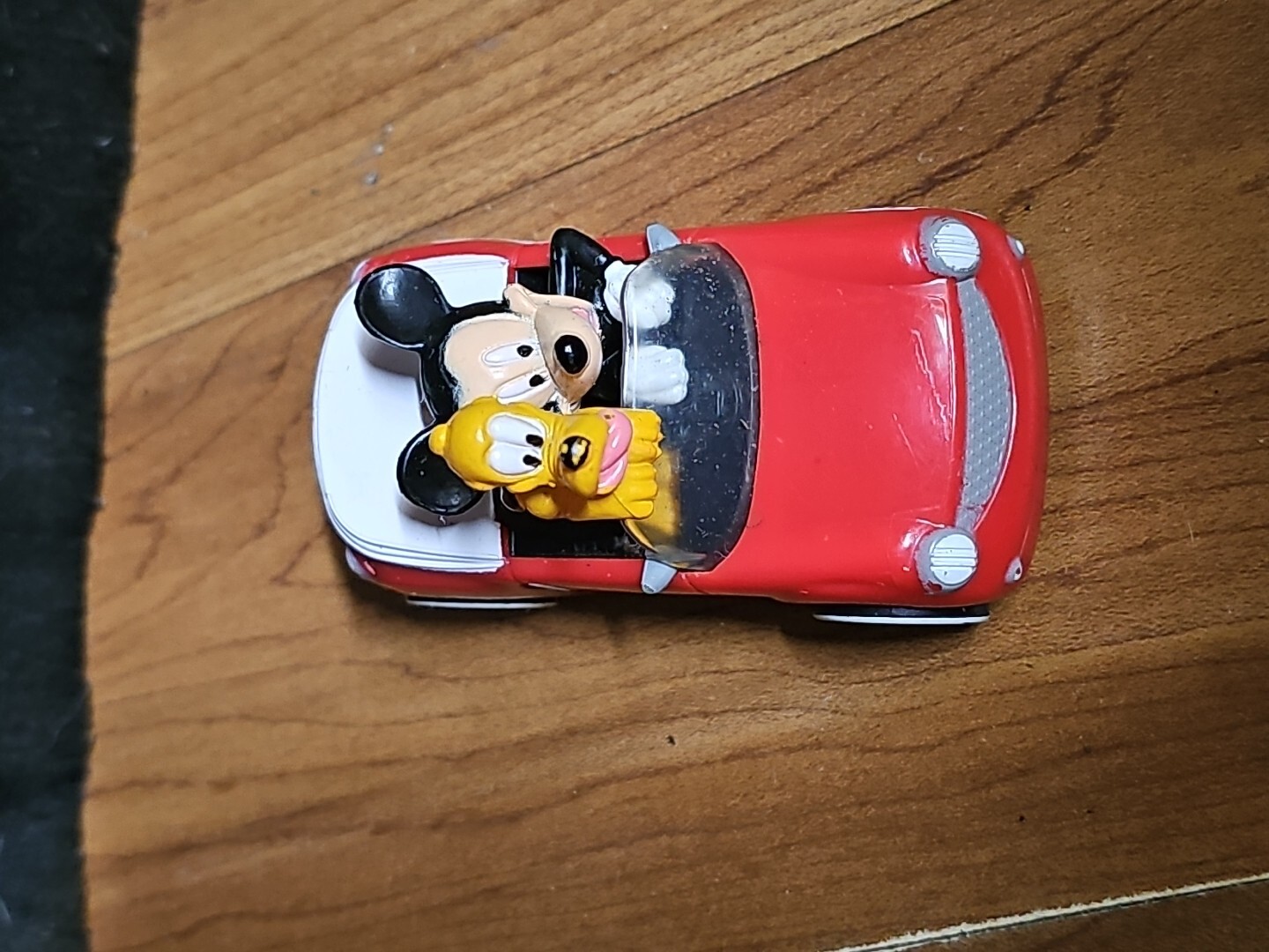 DecoPac Disney’s Mickey Mouse and Pluto in Rolling Red Car Cake Topper 3 1/4″ L