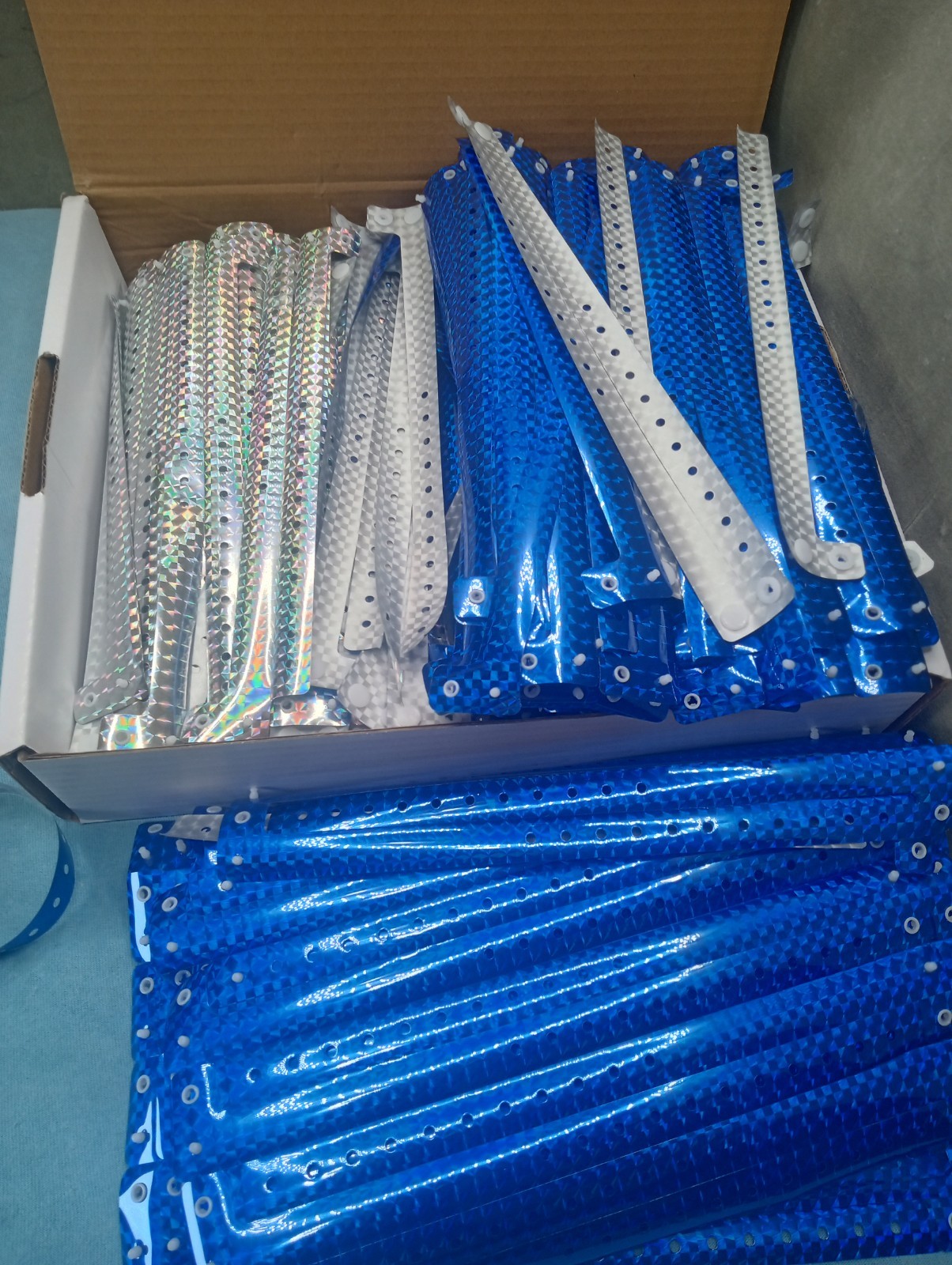 Ouchan Holographic Plastic Wristbands Blue-silver 500 Pack for Events Parties