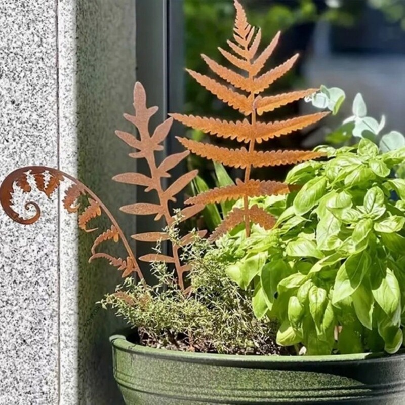 Realistic Rusted Leaves Figurines Stake for Rusty Celebration Photo Props