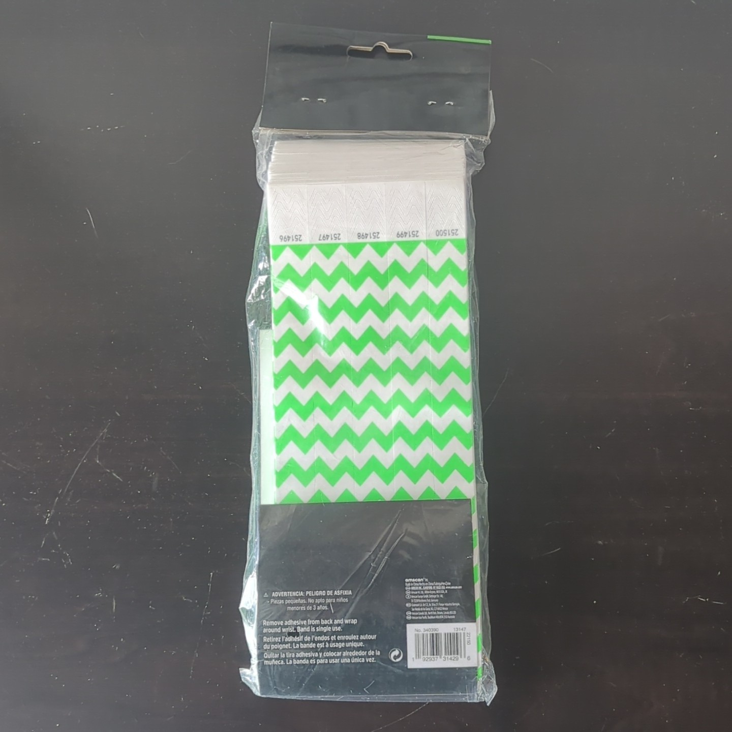 BRAND NEW AMSCAN WRISTBANDS GREEN, 500 COUNT, GLOWS UNDER BLACK LIGHT (CHEVRON)