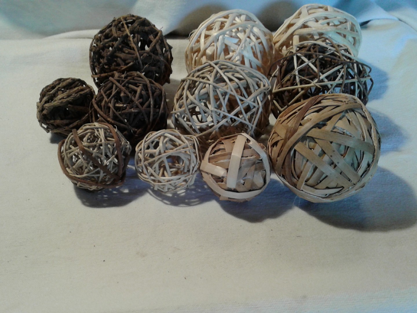 11Pieces of Rattan Balls, Light & Dark Colors