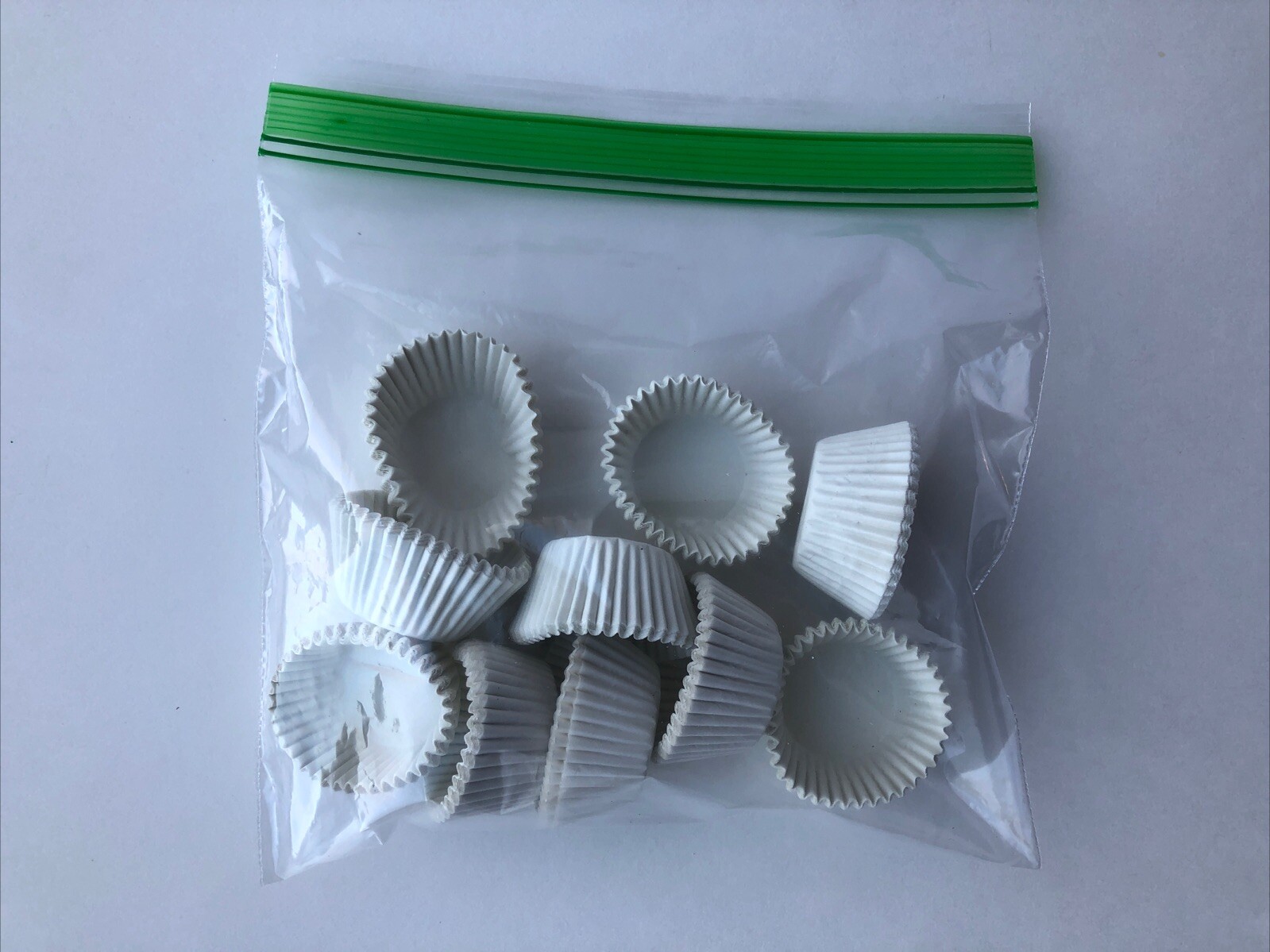 #4 White Paper Candy Cups 250 Pack 1″x5/8″ Candy Making Supplies Open Box