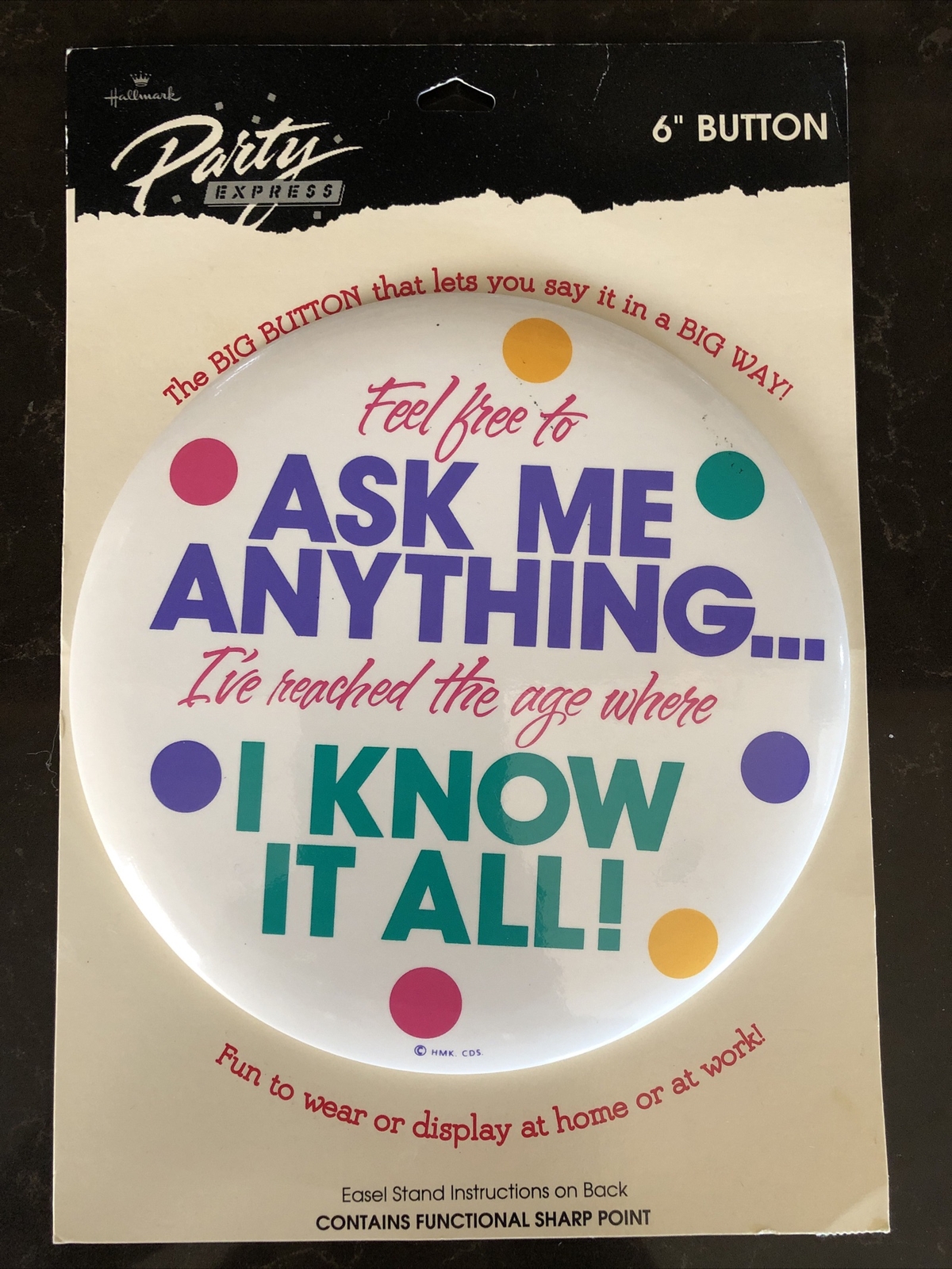 Vtg Ask Me Anything I KNOW IT ALL Giant 6″Lge Pin Button pin to wear Birthday