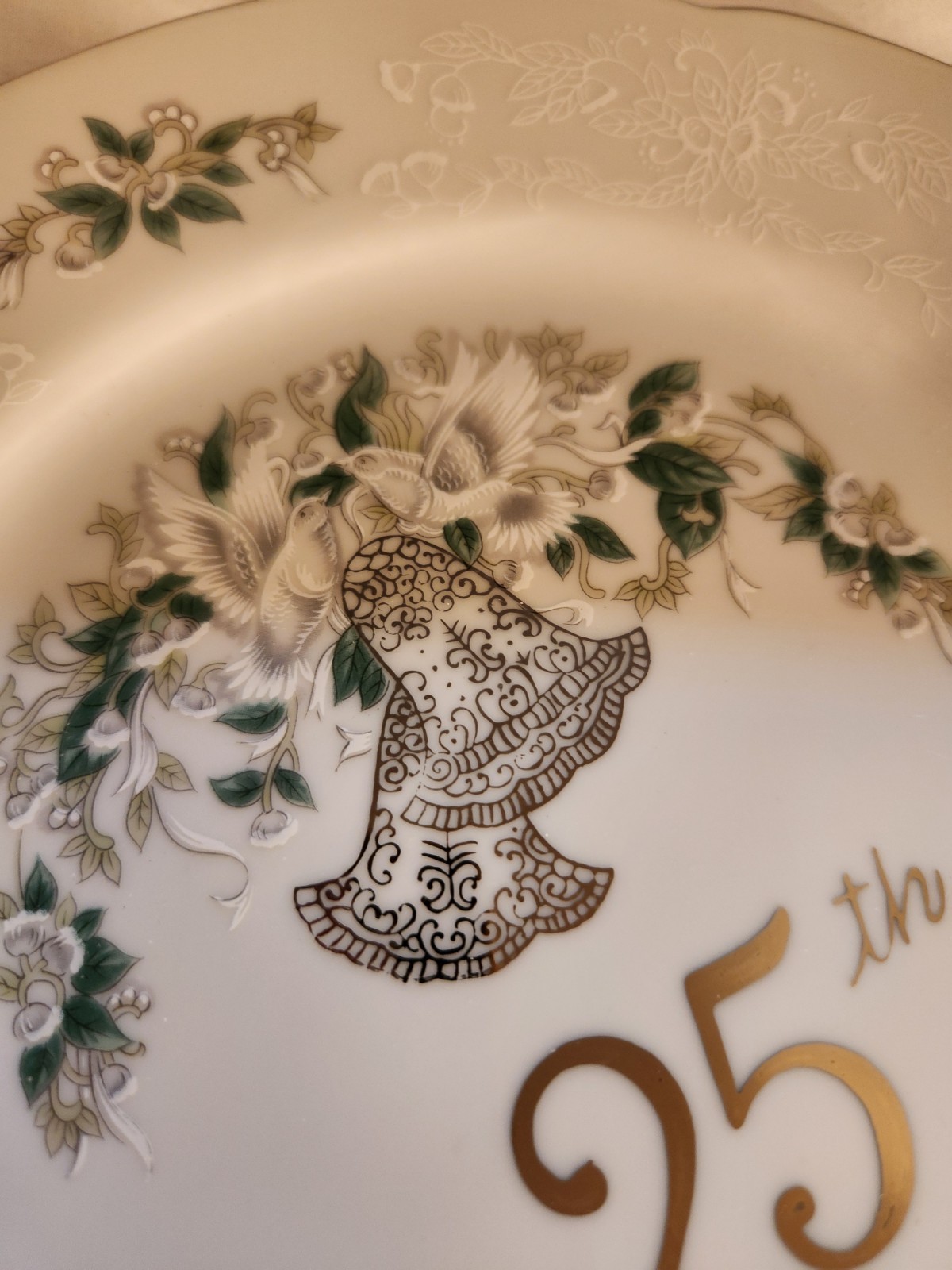 Vintage LOT OF 2 “25 th ANNIVERSARY ” 9″ & 10″ COLLECTOR PLATES