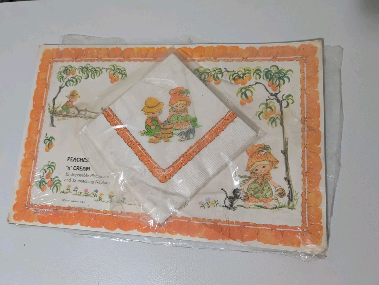Vtg “Peaches ‘n Cream” 12 matching Napkins & Placemats J phakos art READ